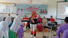 Bunda Genre saat memberikan edukasi kepada para siswa | Foto : Zonamu/Prokopim Lingga