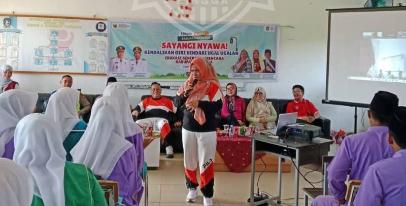Bunda Genre saat memberikan edukasi kepada para siswa | Foto : Zonamu/Prokopim Lingga