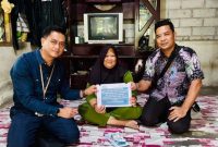 Perwakilan PT Timah Tbk menyerahkan bantuan biaya pengobatan warga Karimun yang menderita penyakit kanker payudara | Foto: Zonamu/Humas PT Timah