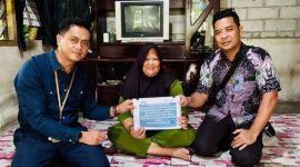 Perwakilan PT Timah Tbk menyerahkan bantuan biaya pengobatan warga Karimun yang menderita penyakit kanker payudara | Foto: Zonamu/Humas PT Timah