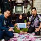 Perwakilan PT Timah Tbk menyerahkan bantuan biaya pengobatan warga Karimun yang menderita penyakit kanker payudara | Foto: Zonamu/Humas PT Timah