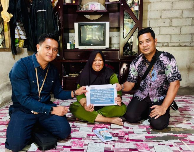 Perwakilan PT Timah Tbk menyerahkan bantuan biaya pengobatan warga Karimun yang menderita penyakit kanker payudara | Foto: Zonamu/Humas PT Timah