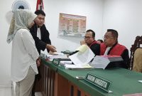 JPU saat memperlihatkan bukti foto kepada hakim dan terdakwa | Foto : Zonamu/Wandi