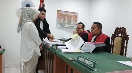 JPU saat memperlihatkan bukti foto kepada hakim dan terdakwa | Foto : Zonamu/Wandi