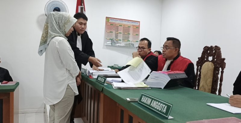 JPU saat memperlihatkan bukti foto kepada hakim dan terdakwa | Foto : Zonamu/Wandi