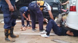 Petugas Damkar saat membantu warga saat mobilnya terbenam di pasir lunak | Foto : Zonamu/Humas Damkar