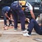 Petugas Damkar saat membantu warga saat mobilnya terbenam di pasir lunak | Foto : Zonamu/Humas Damkar