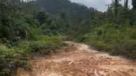 Kondisi jalan rusak di Desa Rantau Panjang | Foto : Zonamu/Ist