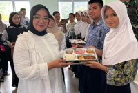 Ketua DPRD Lingga saat memberikan MBG kepada salah satu siswa | Foto : Zonamu/Ist