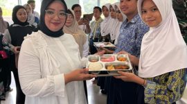 Ketua DPRD Lingga saat memberikan MBG kepada salah satu siswa | Foto : Zonamu/Ist