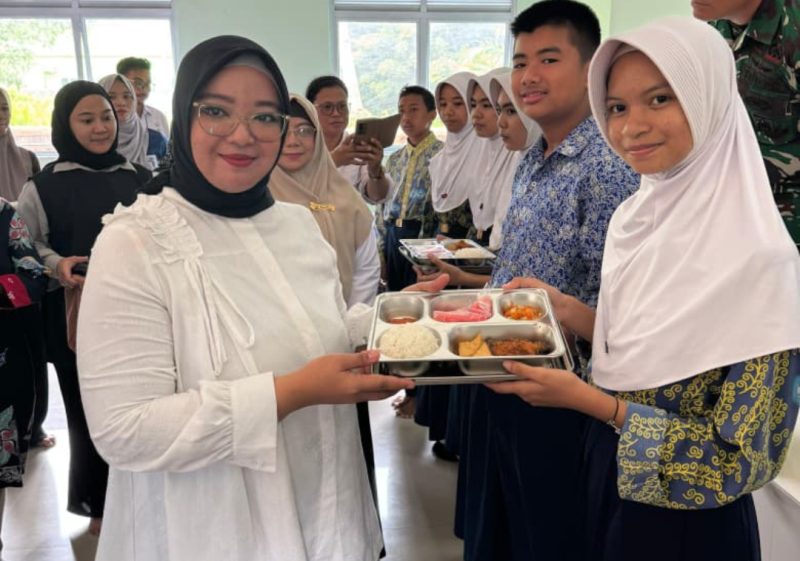 Ketua DPRD Lingga saat memberikan MBG kepada salah satu siswa | Foto : Zonamu/Ist