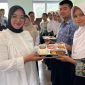 Ketua DPRD Lingga saat memberikan MBG kepada salah satu siswa | Foto : Zonamu/Ist
