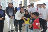 Kajari Lingga saat menyerahkan kartu identitas anak secara simbolis | Foto : Zonamu/Wandi