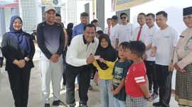 Kajari Lingga saat menyerahkan kartu identitas anak secara simbolis | Foto : Zonamu/Wandi