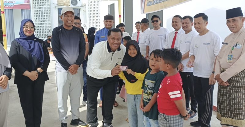 Kajari Lingga saat menyerahkan kartu identitas anak secara simbolis | Foto : Zonamu/Wandi