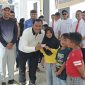 Kajari Lingga saat menyerahkan kartu identitas anak secara simbolis | Foto : Zonamu/Wandi