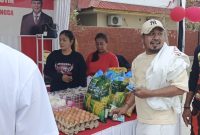 Kepala Bapenda Lingga Safarudin saat memborong sembako di Stand Bazar | Foto : Zonamu/Wandi