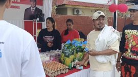 Kepala Bapenda Lingga Safarudin saat memborong sembako di Stand Bazar | Foto : Zonamu/Wandi