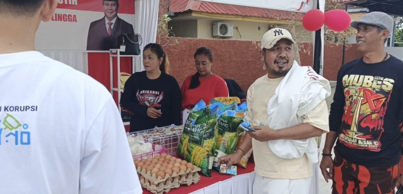 Kepala Bapenda Lingga Safarudin saat memborong sembako di Stand Bazar | Foto : Zonamu/Wandi