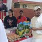 Kepala Bapenda Lingga Safarudin saat memborong sembako di Stand Bazar | Foto : Zonamu/Wandi