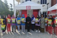 Ketua DPRD Lingga Maya Sari usai memborong sembako di stand bazar KMP | Foto : Zonamu/Wandi