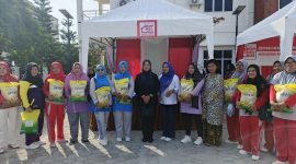 Ketua DPRD Lingga Maya Sari usai memborong sembako di stand bazar KMP | Foto : Zonamu/Wandi
