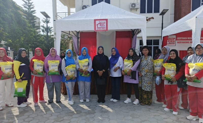 Ketua DPRD Lingga Maya Sari usai memborong sembako di stand bazar KMP | Foto : Zonamu/Wandi