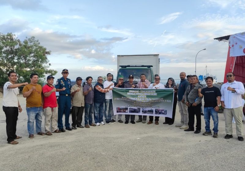 Bupati Karimun Iskandarsyah didampingi Wakil Bupati Rocky Marciano Bawole saat melepas keberangkatan truk pengangkut 4 ton beras dan 120 karung pakaian layak pakai dari Komunitas Anak Tapteng di Karimun, Minggu (21/12/2025) | Foto: Ami