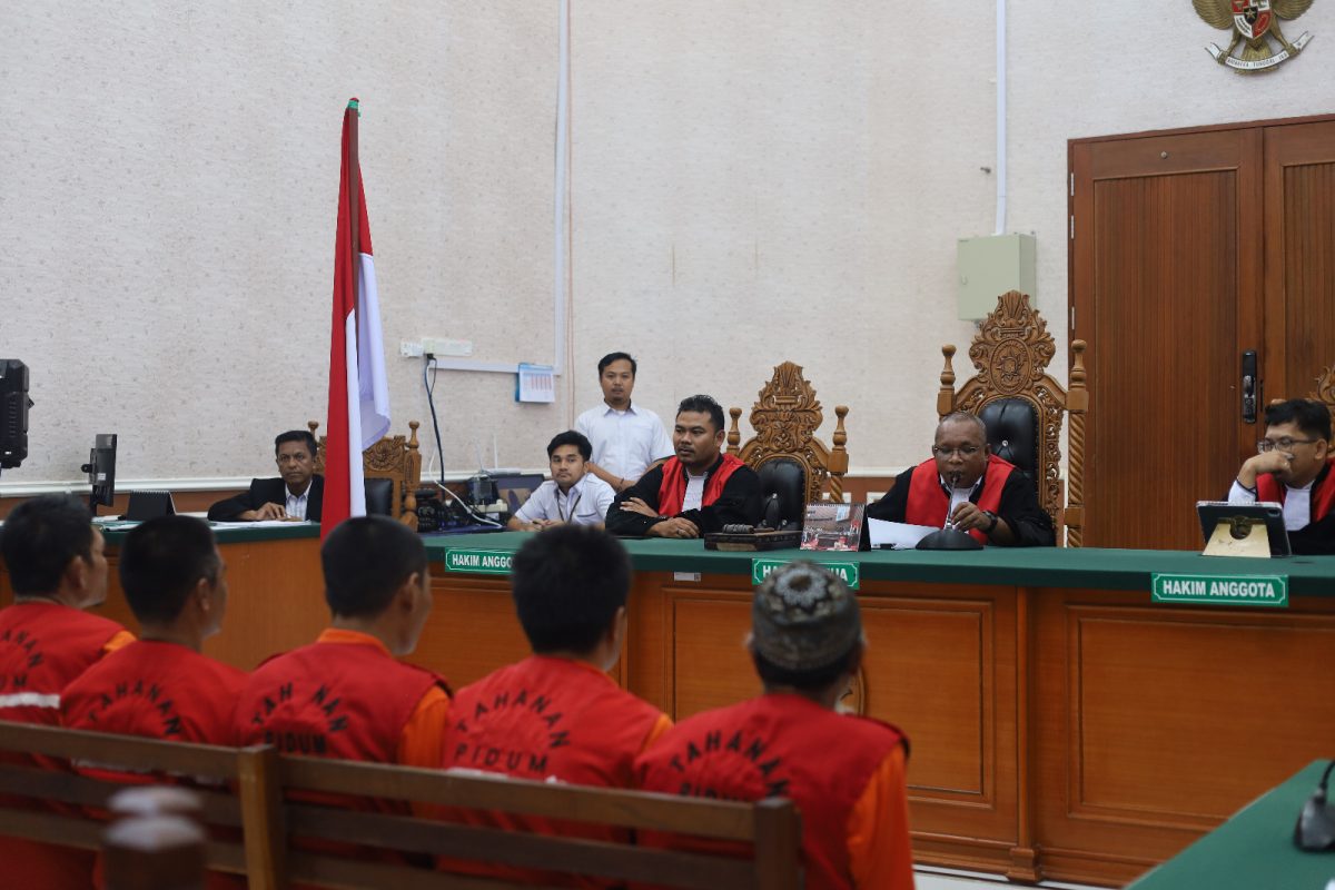 Kelima terdakwa WNA asal Myanmar mendengarkan pembacaan tuntutan dalam persidangan di Pengadilan Negeri Tanjungbalai Karimun, Senin (22/12/2025) | Foto: Ami