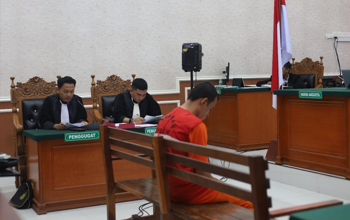 Jaksa Penuntut Umum Kejaksaan Negeri Karimun saat membacakan tuntutan hukuman mati terhadap terdakwa Doni alias Rajab dalam sidang perkara pembunuhan berencana anak di bawah umur di PN Tanjungbalai Karimun, Senin (22/12/2025) | Foto: Ami
