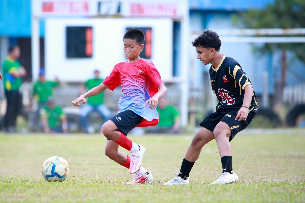 Para pemian U-13 Asal Lingga saat mengadu skil di lapangan hijau dabo singkep | Foto : Zonamu/Indra