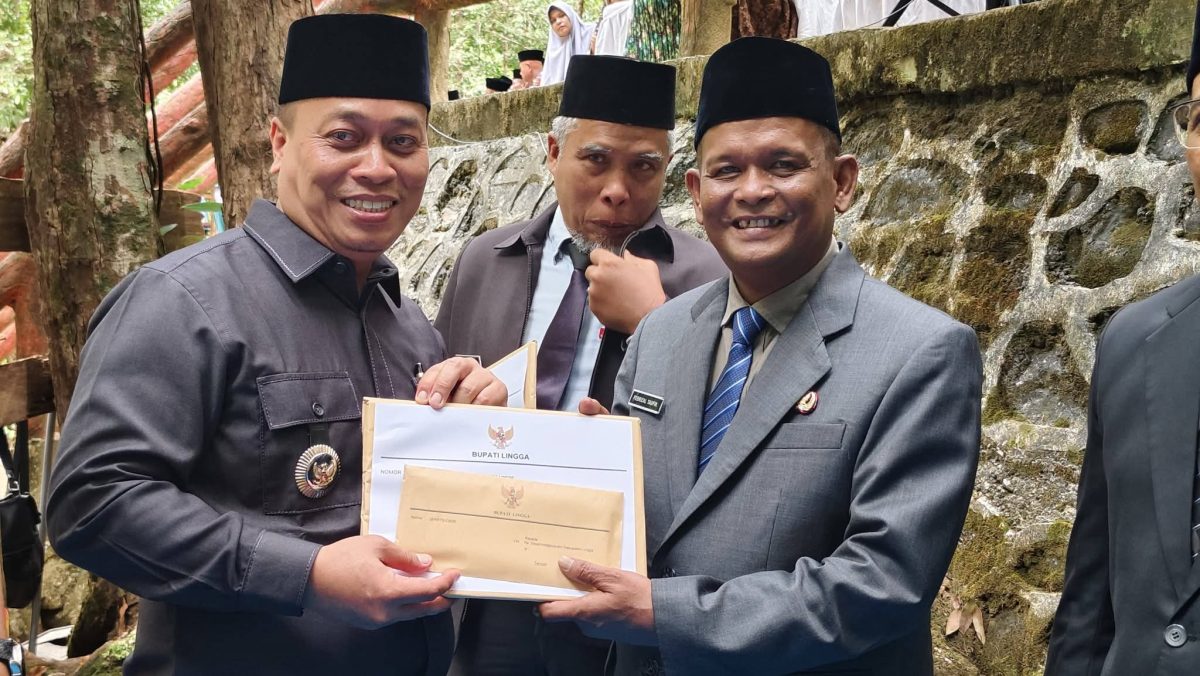 Bupati Lingga usai melantik enam pejabat eselon 2 | Foto : Zonamu/Diskominfo Lingga