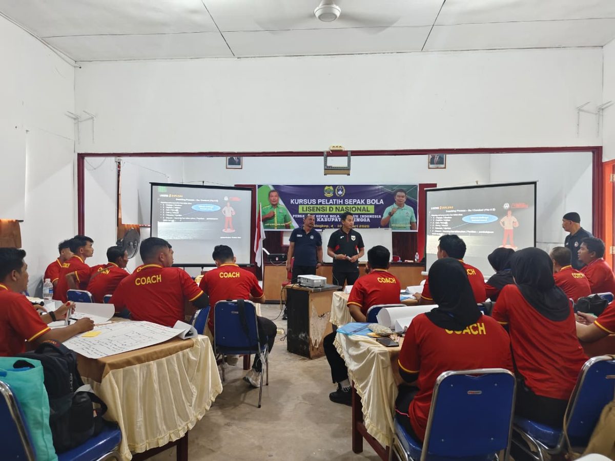 Para pelatih sepak bola saat mengikuti pembinaan kepelatihan | Foto : Zonamu/Supardi