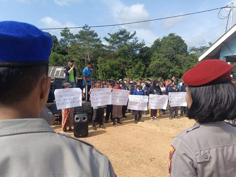 Warga menggelar aksi unjuk rasa di PT Hermina Jaya | Foto : Zonamu/Fikri
