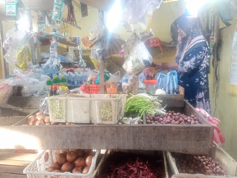 Pedangan di pasar tradisional dabo menjual stok lama | Foto : Zonamu/Ari