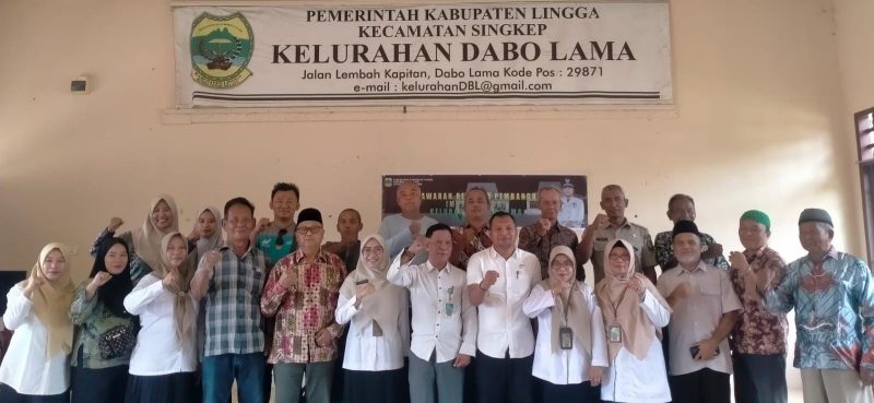Foto bersama usai pelaksanaan musrenbang Kelurahan Dabo Lama | Foto : Zonamu/Harie