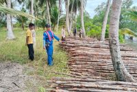 Satpolairud Polres Lingga saat mengamankan kayu ilegal diperairan tanjung kelit | Foto : Zonamu/Satpolairud Polres Lingga