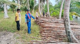 Satpolairud Polres Lingga saat mengamankan kayu ilegal diperairan tanjung kelit | Foto : Zonamu/Satpolairud Polres Lingga