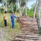 Satpolairud Polres Lingga saat mengamankan kayu ilegal diperairan tanjung kelit | Foto : Zonamu/Satpolairud Polres Lingga