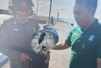 Petugas Satpol PP Lingga saat mengamankan wanita ODGJ di Dabo | Foto : Zonamu/Ist