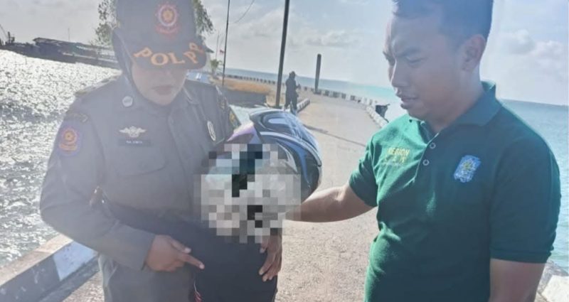 Petugas Satpol PP Lingga saat mengamankan wanita ODGJ di Dabo | Foto : Zonamu/Ist