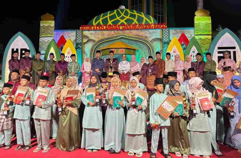 Malam puncak MTQH XX Kecamatan Tanjungpinang Barat berlangsung khidmat di Masjid Besar Al-Azhar. Kelurahan Kampung Baru resmi dinobatkan sebagai Juara Umum tahun ini | Foto: Zonamu/KominfoTPI