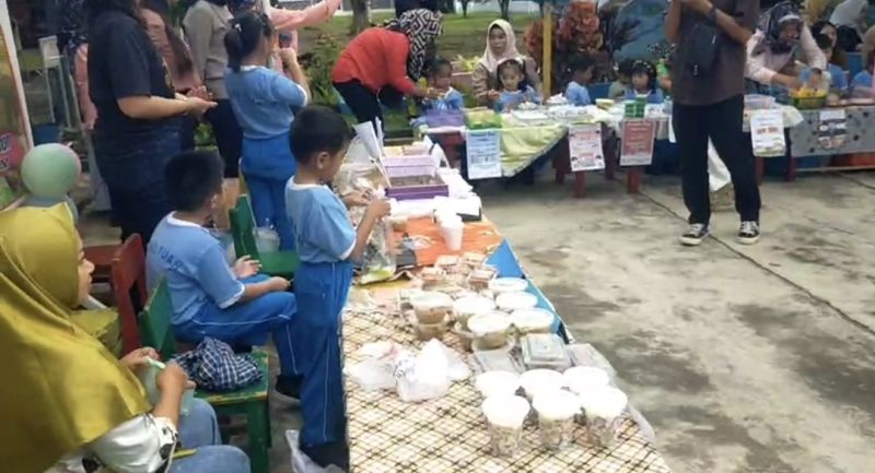 Market Day TK Hangtuah Latih Anak Berhitung dan Berinteraksi Sejak Dini | Foto : Zonamu/Paino