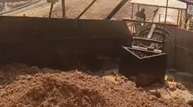 Pekerja PT Hermina Jaya saat melakukan proses pencucian batu bauksit | Foto : Zonamu/Safarudin