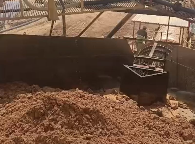 Pekerja PT Hermina Jaya saat melakukan proses pencucian batu bauksit | Foto : Zonamu/Safarudin