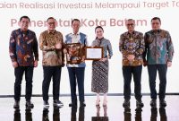 Wali Kota Batam Amsakar Achmad dan Wakil Wali Kota Li Claudia Chandra menerima penghargaan dari Wakil Menteri Investasi Todo Tua Pasaribu pada ajang Batam Investment Gala 2026 | Foto: Zonamu/mcbatam
