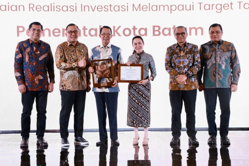 Wali Kota Batam Amsakar Achmad dan Wakil Wali Kota Li Claudia Chandra menerima penghargaan dari Wakil Menteri Investasi Todo Tua Pasaribu pada ajang Batam Investment Gala 2026 | Foto: Zonamu/mcbatam