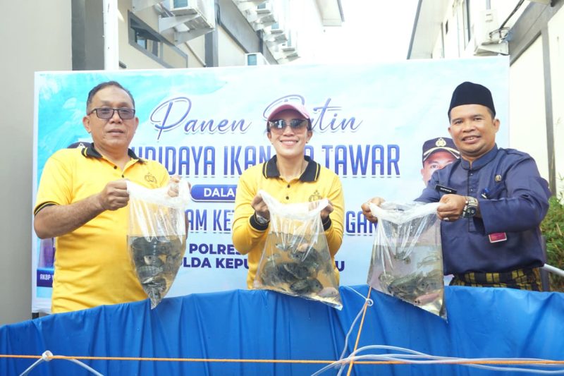 Kapolres Karimun AKBP Yunita Stevani bersama Plt. Kepala Dinas Perikanan Kabupaten Karimun, Sapridin menunjukkan hasil panen ikan lele di belakang Gedung Satya Haprabu Polres Karimun, Jumat (30/1/2026) | Foto: Zonamu/Humas Polres Karimun