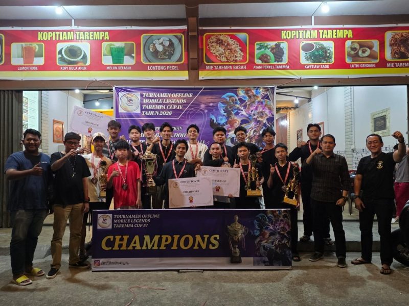 Tim Tarempa berpose bersama piala dan simbolis hadiah setelah resmi menyabet gelar Juara dalam turnamen Mobile Legends Tarempa Cup IV di Tanjungbalai Karimun, Minggu (18/1/2026) | Foto: Ami