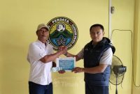 Perwakilan PT Timah Tbk menyerahkan dukungan secara simbolis kepada pengurus Perkumpulan Pemuda Kecamatan Tebing Bersatu untuk penyelenggaraan Turnamen Domino | Foto: Zonamu/Humas PT Timah